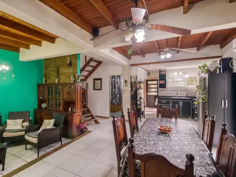 Casa 6 ambientes con 2 baños