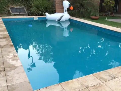 Casa con jardín y pileta 