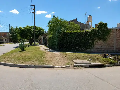 Casa con patio, cochera y quincho