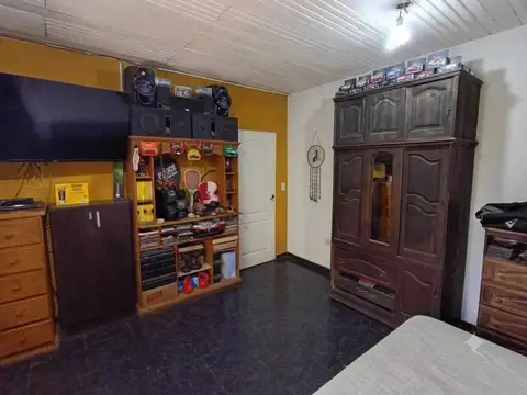 Casa con patio, cochera y quincho