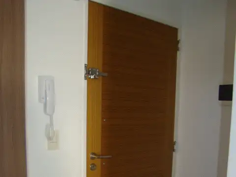 HERMOSO DEPARTAMENTO UN AMBIENTE Y MEDIO - 3 AÑOS DE ANTIGÜEDAD - MEDIA CUADRA AV. RIVADAVIA