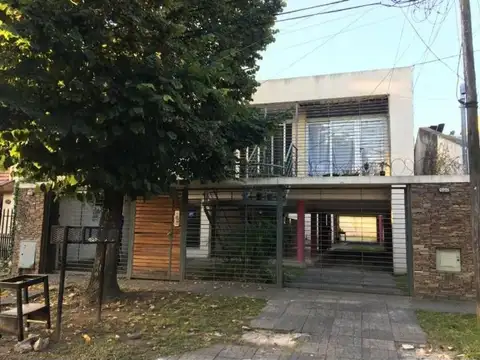 Departamento 2 ambientes c/cochera Moreno centro 