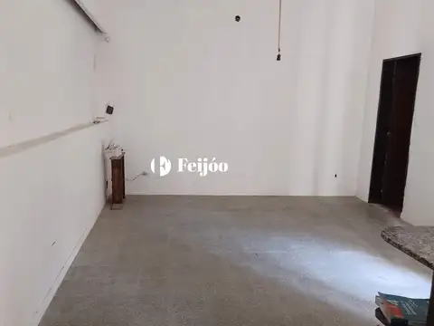 VENTA | OPORTUNIDAD | Dpto. tipo casa con patio, 2 amb. y medio • Constitución