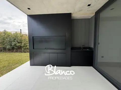 Casa 5 ambientes con 4 baños