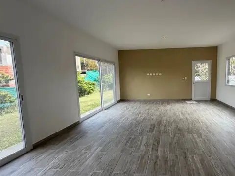 Casa 4 ambientes con 2 baños