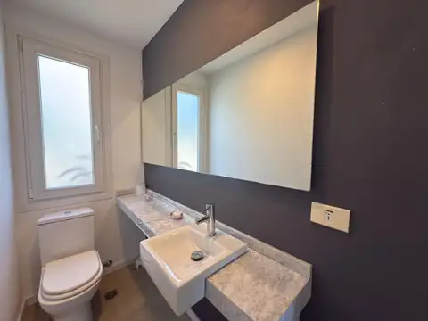 Casa en Alquiler con 2 cocheras