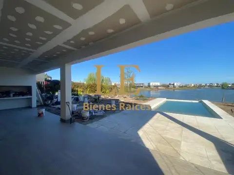 Casa 5 ambientes con 4 baños