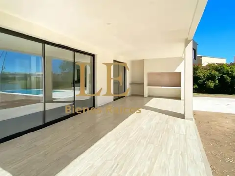 Casa en Venta con 4 cocheras