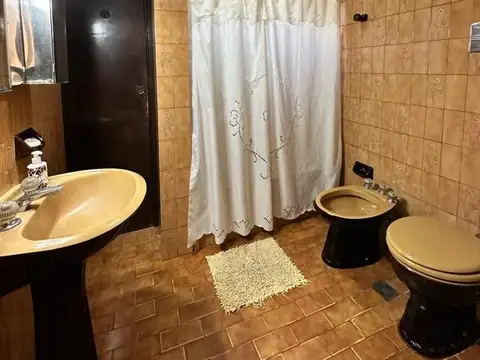 Casa 6 ambientes con 2 baños
