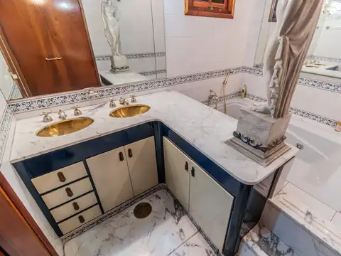 Casa en Venta con 3 cocheras