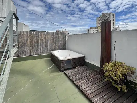 VENTA OPORTUNIDAD MONOAMBIENTE AMPLIO CON BALCÓN, TERCER PISO AL FRENTE