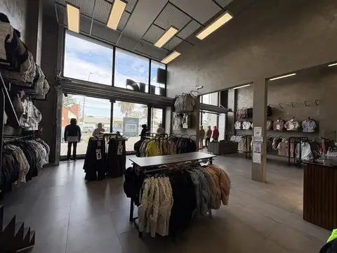 Local comercial sobre Av. Constitución
