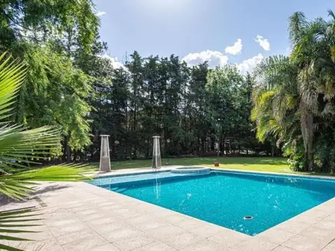 Casa en una planta en venta en pilar, con cochera cubierta para autos de colección 