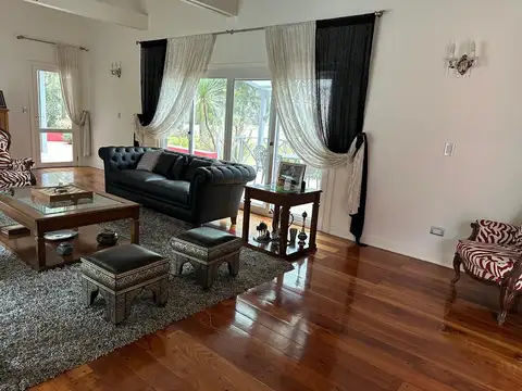 Casa en Venta con 10 cocheras