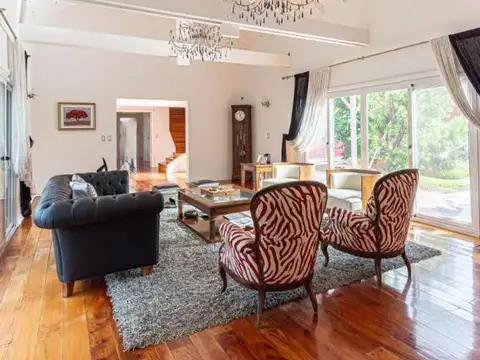 Casa 8 ambientes con 6 baños