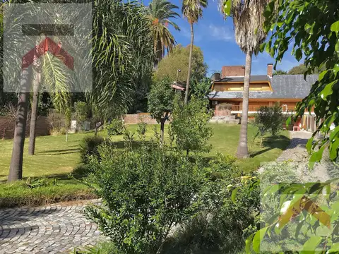 Espectacular casa en Punta Chica, con piscina, parrila y gran arboleda!
