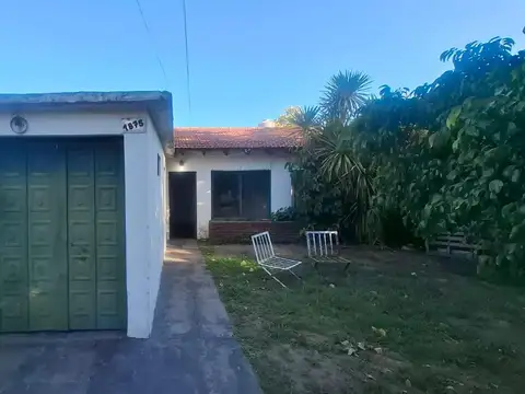 CASA DE 4 AMBIENTES , CON JARDIN