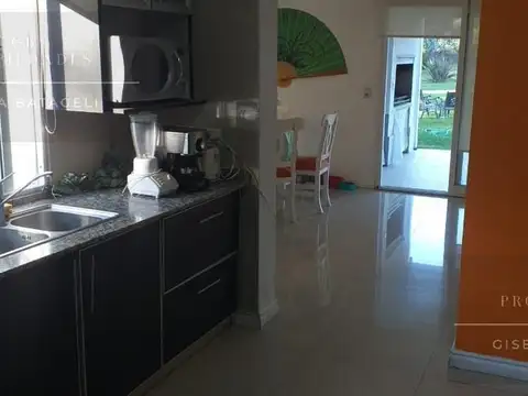 Casa en Alquiler con 4 cocheras