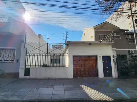 Casa Multifamiliar - cochera jardin galería fondo parquizado pileta parrilla - Centro residencial -