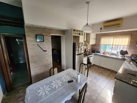 Casa 5 ambientes con 2 baños