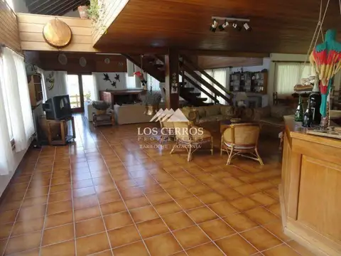 Casa en Venta con 3 cocheras
