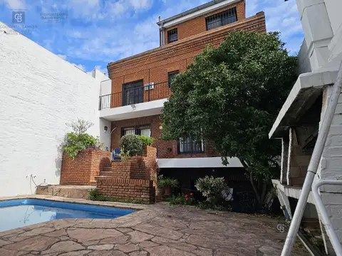 Venta Casa 6 ambientes pileta Flores