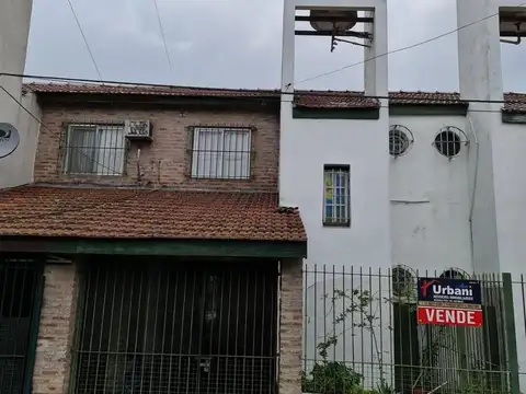 DUPLEX 3 AMBIENTES, CON COCHERA CUBIERTA Y AMPLIO PATIO.  