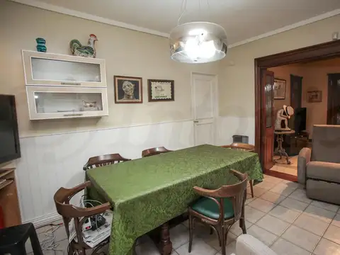 Casa 8 ambientes con 2 baños