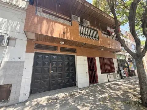 Casa en venta 4 ambientes LOTE PROPIO, más local, quincho y cochera. A REFACCIONAR.