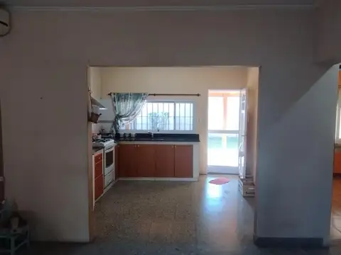 CASA EN MUY BUENA UBICACIÓN / AMBIENTES AMPLIOS