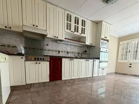 Casa 10 ambientes con 3 baños