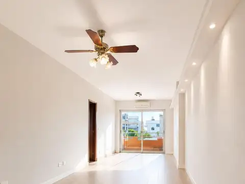Venta 4 ambientes con cochera cubierta fija. A Modernizar.