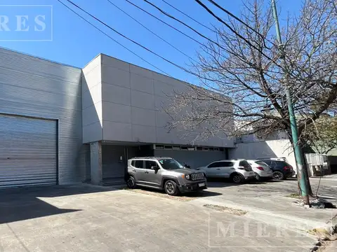 Gran deposito de 700 m2 mas 200 m2 de Oficinas en Munro