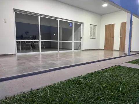 Casa en Alquiler con 1 cochera