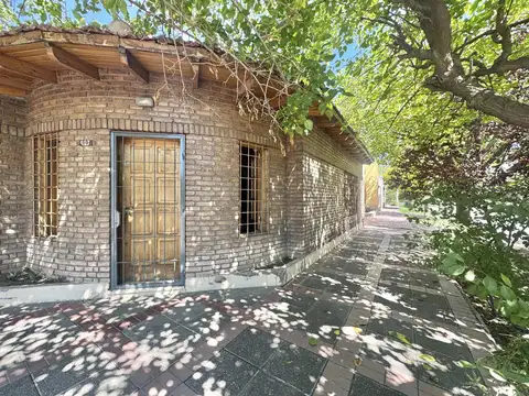 Casa en esquina en Dorrego con 4 dormitorios, patio y posibilidad de ampliación