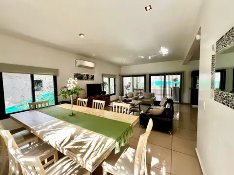 Casa 9 ambientes con 3 baños