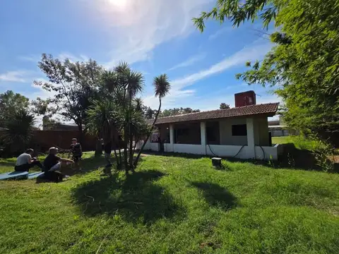 CASA EN VENTA 4 AMBIENTES GARIN CON 3 LOTES