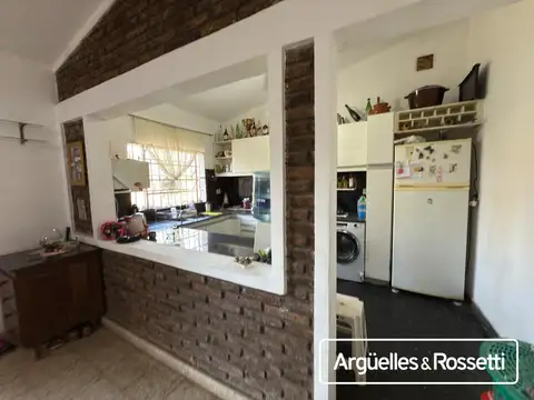 Casa 4 ambientes con 2 baños