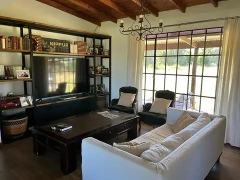 Casa 8 ambientes con 6 baños