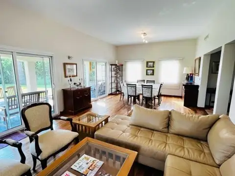 Casa 5 ambientes con 4 baños