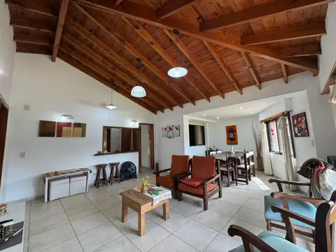 Casa en Alquiler con 1 cochera