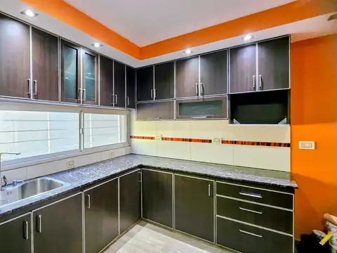 Casa 6 ambientes con 2 baños