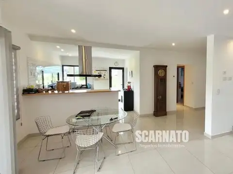 Casa 5 ambientes con 4 baños