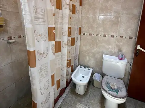 Gran casa con local comercial en zona Av Zanni