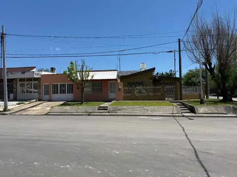 Gran casa con local comercial en zona Av Zanni