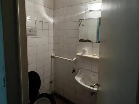 Oficina 8 ambientes con 1 baño