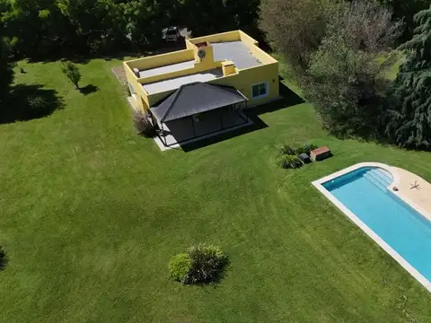 VENTA CASA de 145m2 con PARQUE de 3105m2  y PILETA