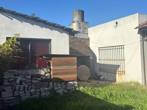 CASA DE 3 AMBIENTES A RECICLAR CON ENTRADA DE AUTO EN MORON SUR