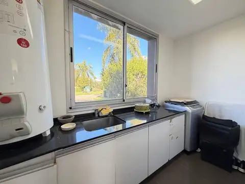 Casa en Alquiler con 2 cocheras