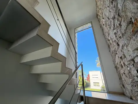 Alquiler: Casa de tres dormitorios, quincho con parrillero y pileta con jardín. Miraflores, Funes Hi